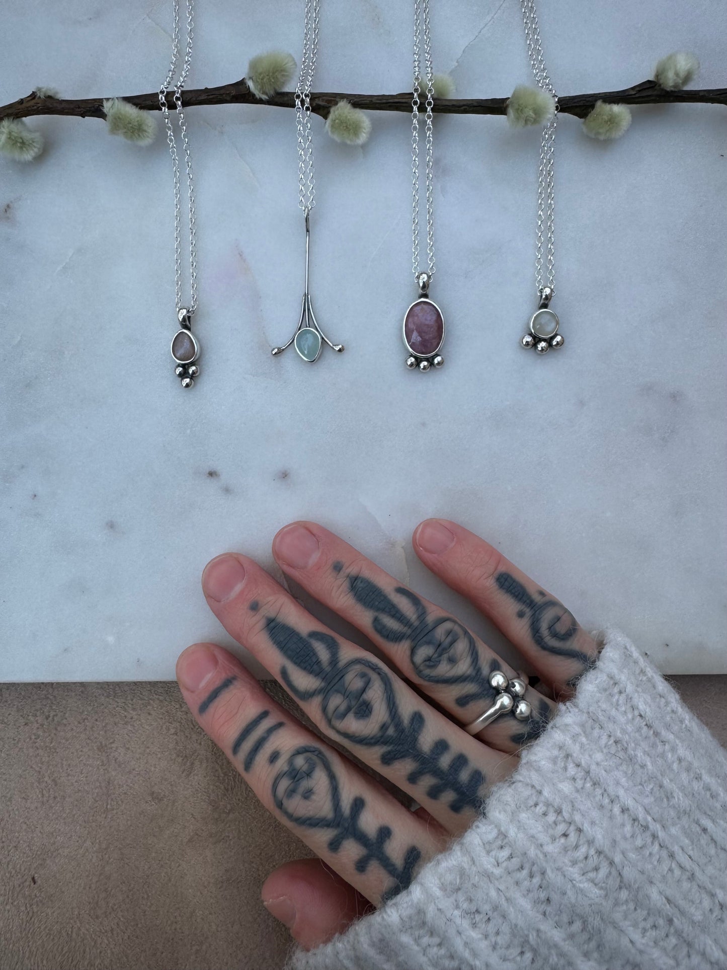 Small necklace with peach moonstone