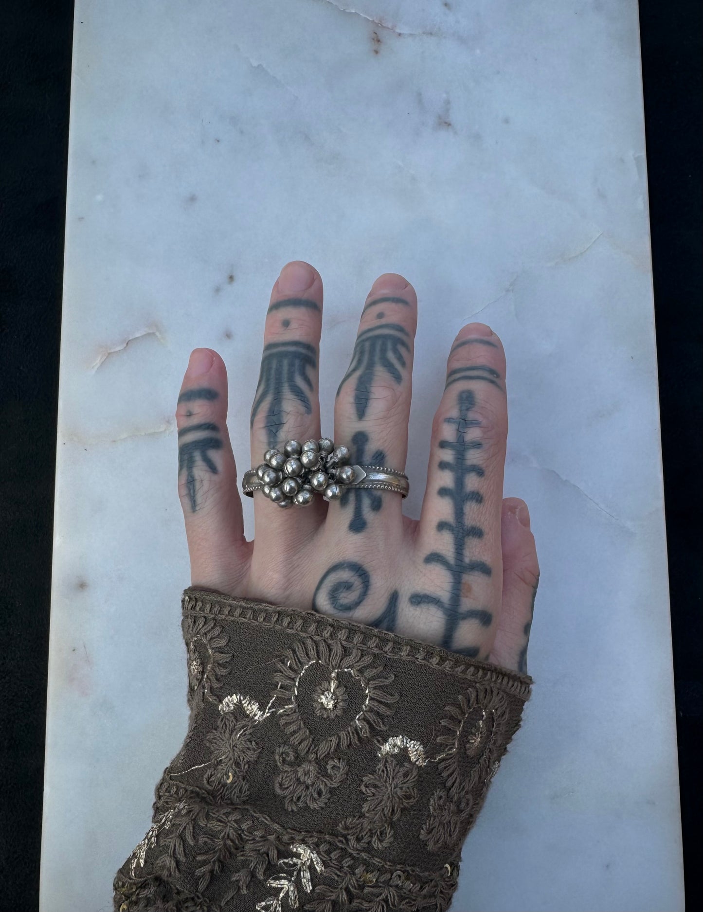 Dubbel silver ring with tassel