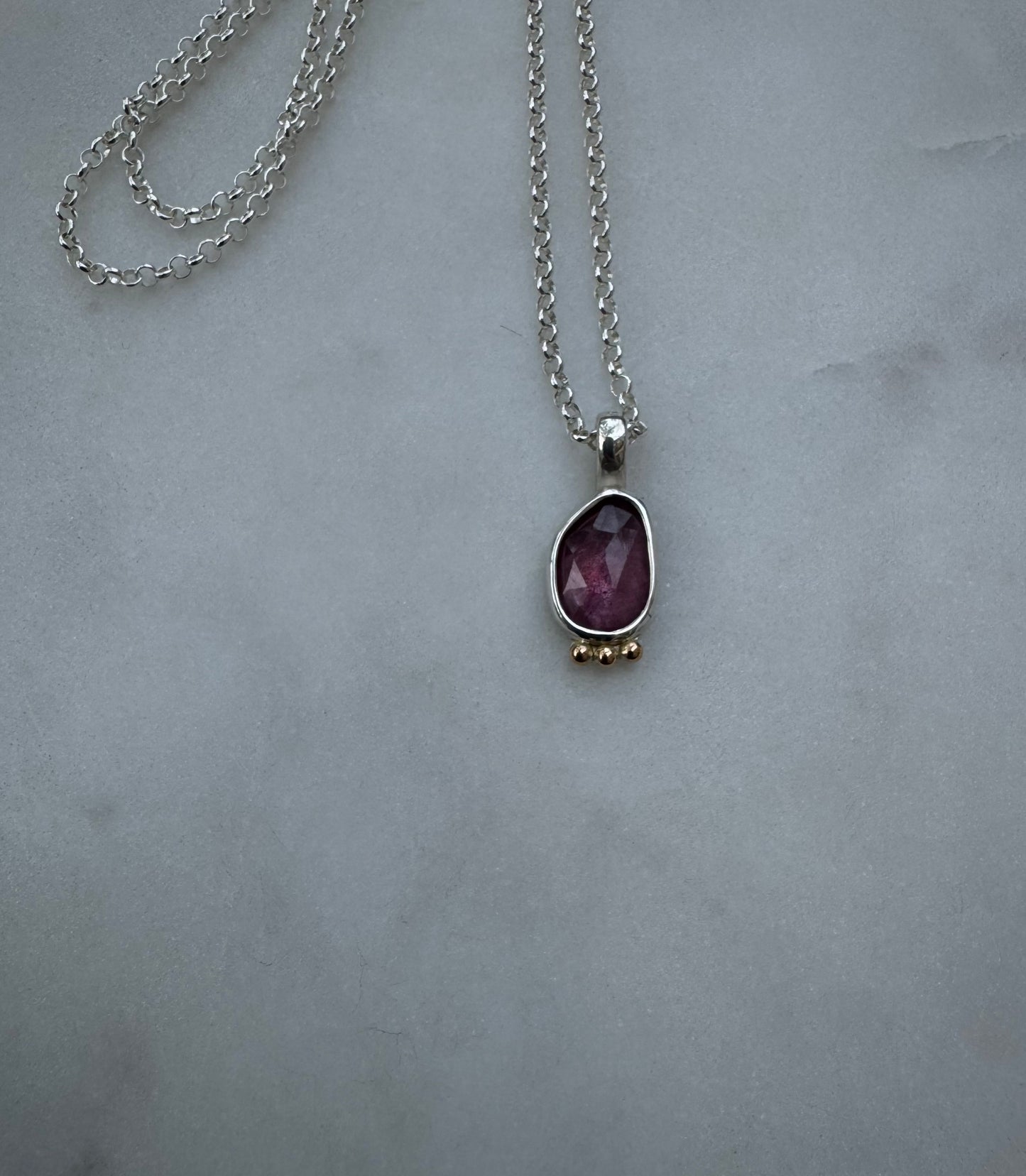 Necklace with strawberry quartz and 18k gold