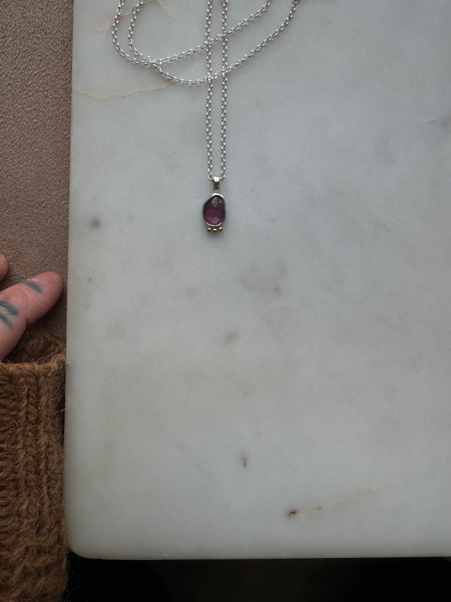 Necklace with strawberry quartz and 18k gold