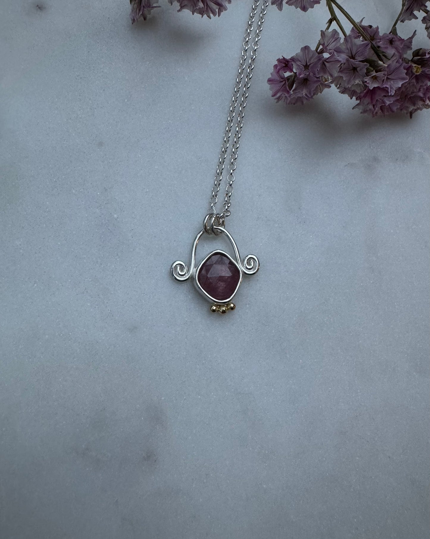 Necklace with strawberry quartz and 18k gold