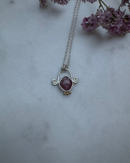 Necklace with strawberry quartz and 18k gold