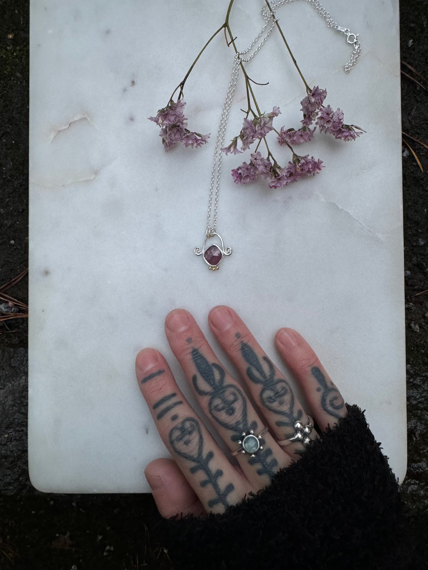 Necklace with strawberry quartz and 18k gold