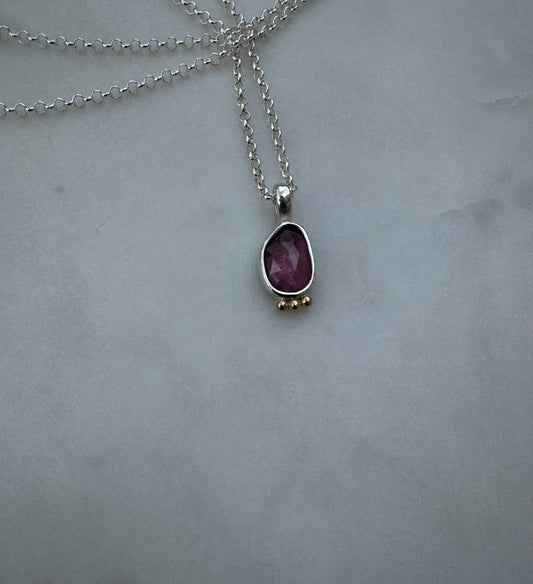 Necklace with strawberry quartz and 18k gold