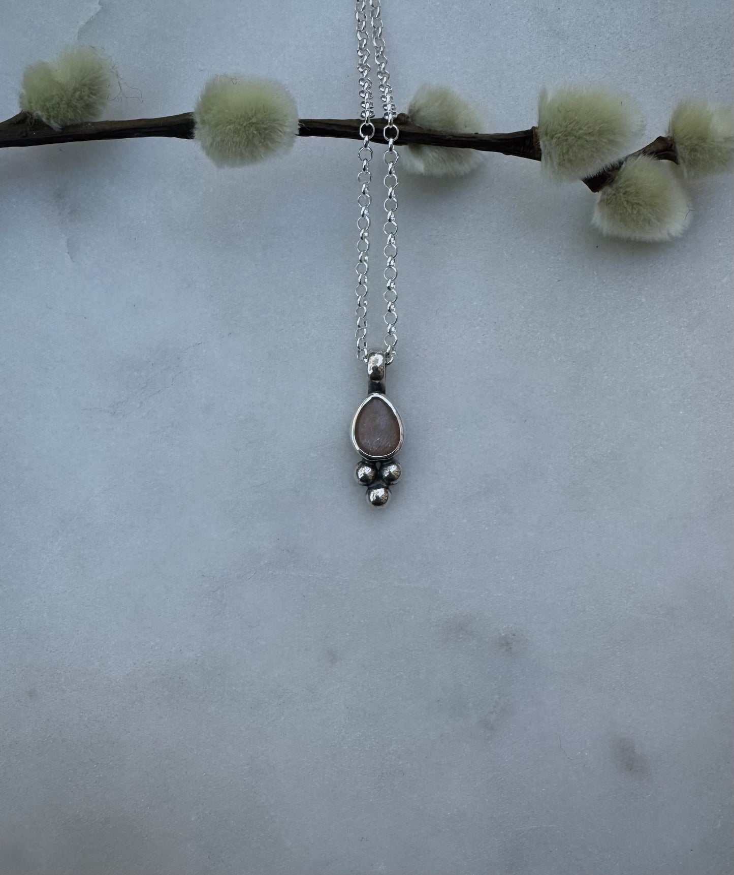 Small necklace with peach moonstone