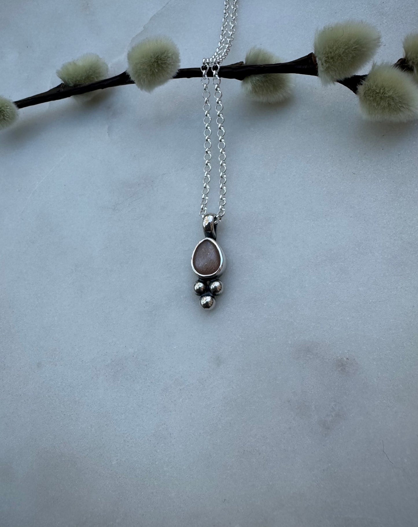 Small necklace with peach moonstone