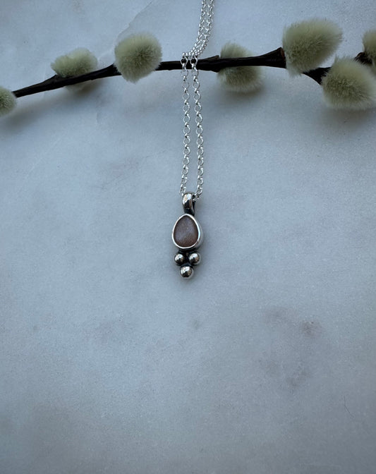 Small necklace with peach moonstone