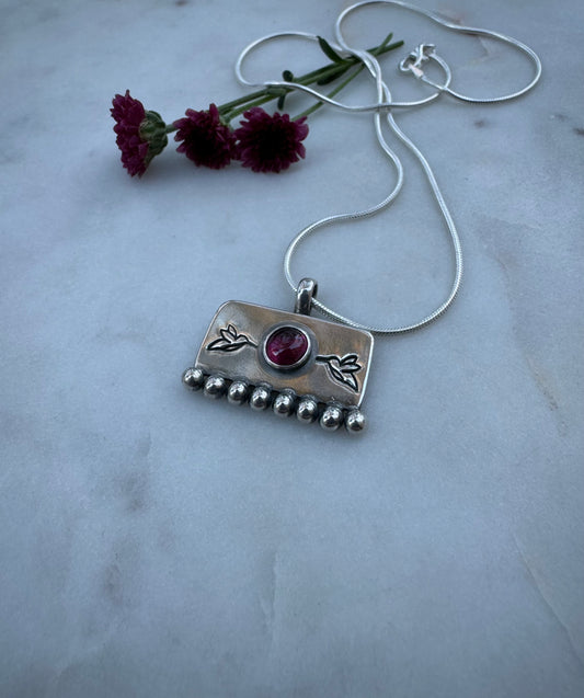 Soulkeeper amulet with garnet