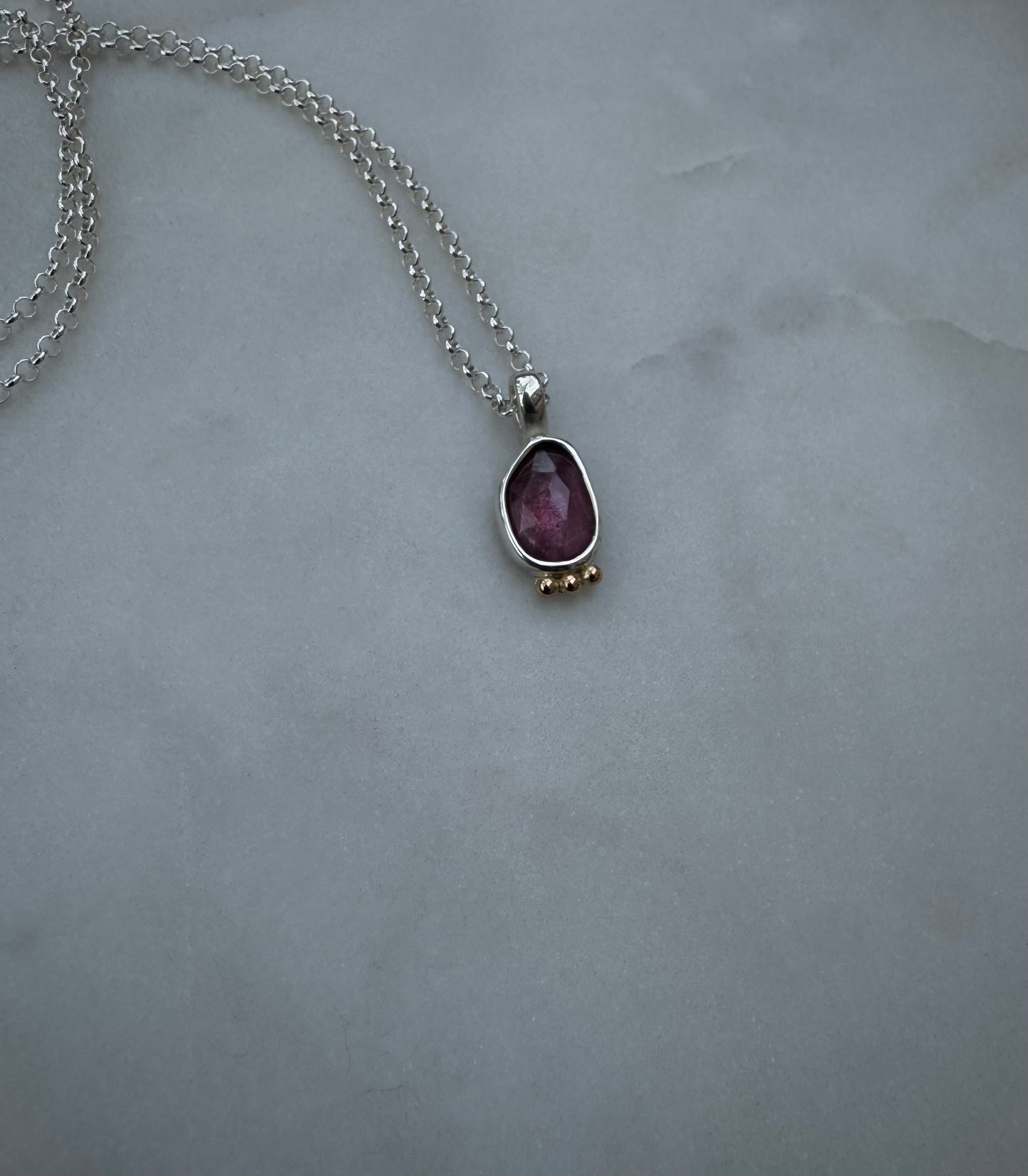 Necklace with strawberry quartz and 18k gold