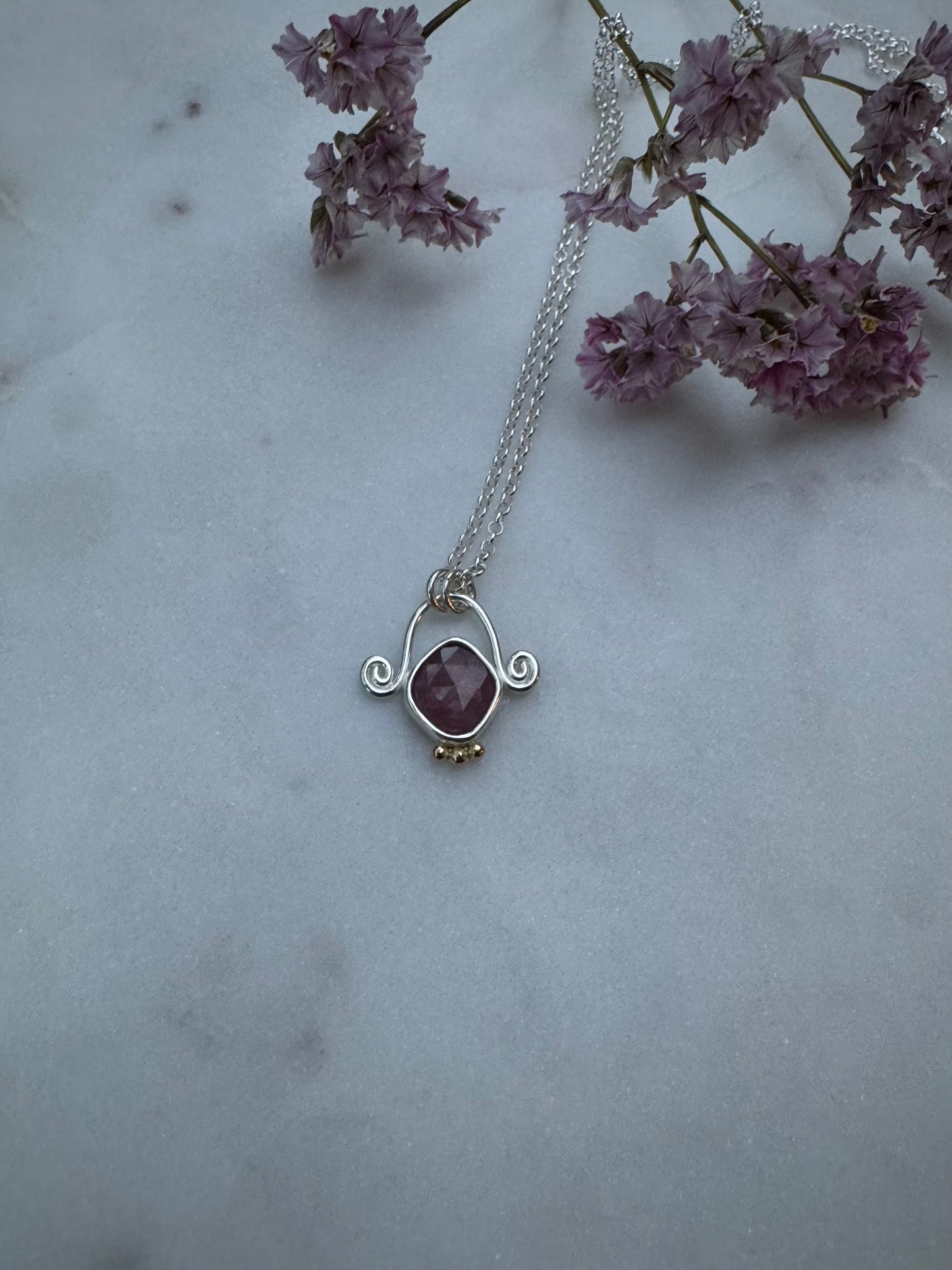 Necklace with strawberry quartz and 18k gold