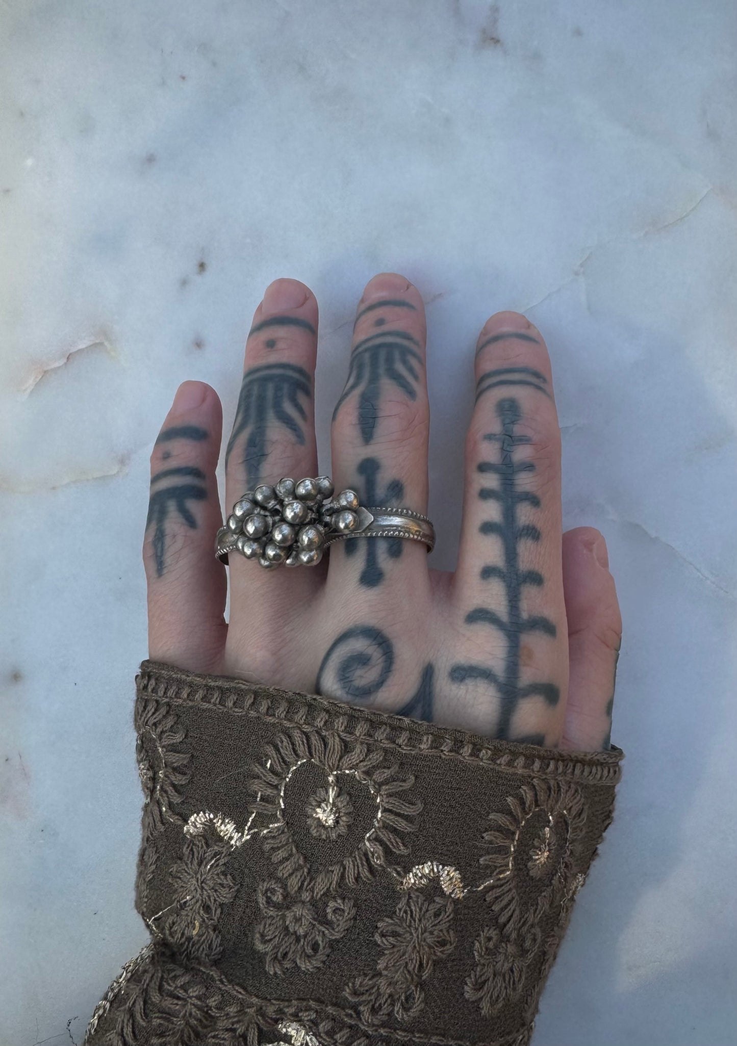 Dubbel silver ring with tassel